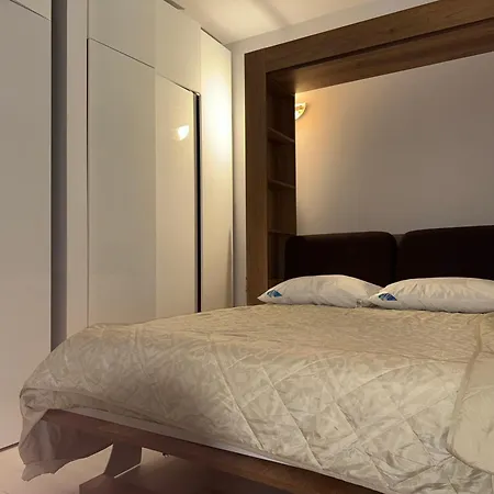 Iris Apartment *